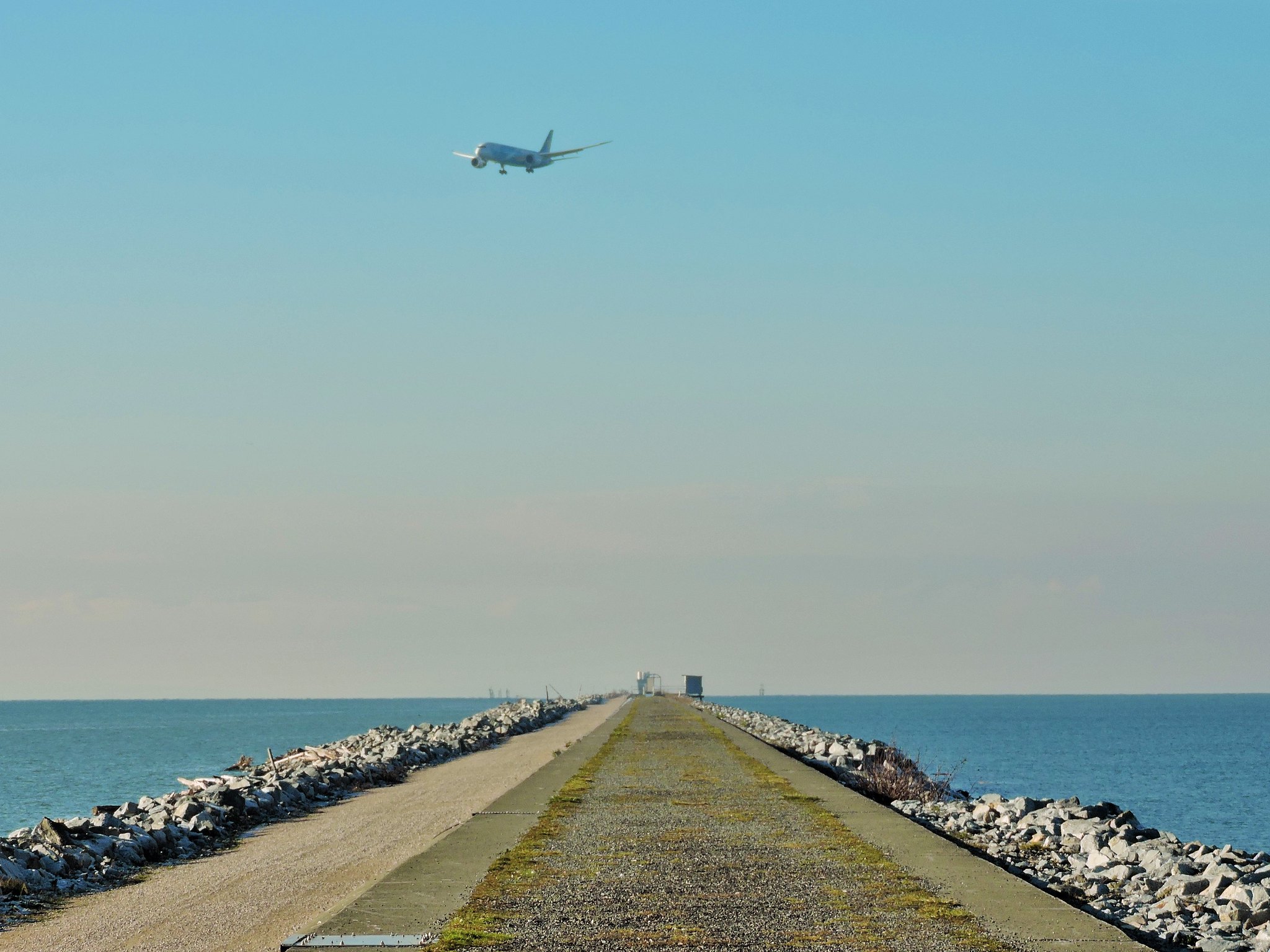 漫步長堤觀看飛機往來。（照片來源：Flickr/cc/Mike W.）